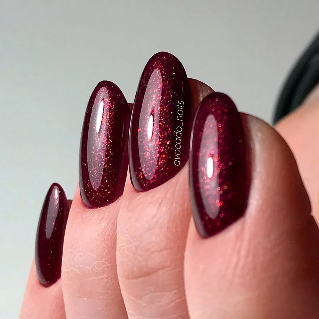 Бордовые ногти с блестками