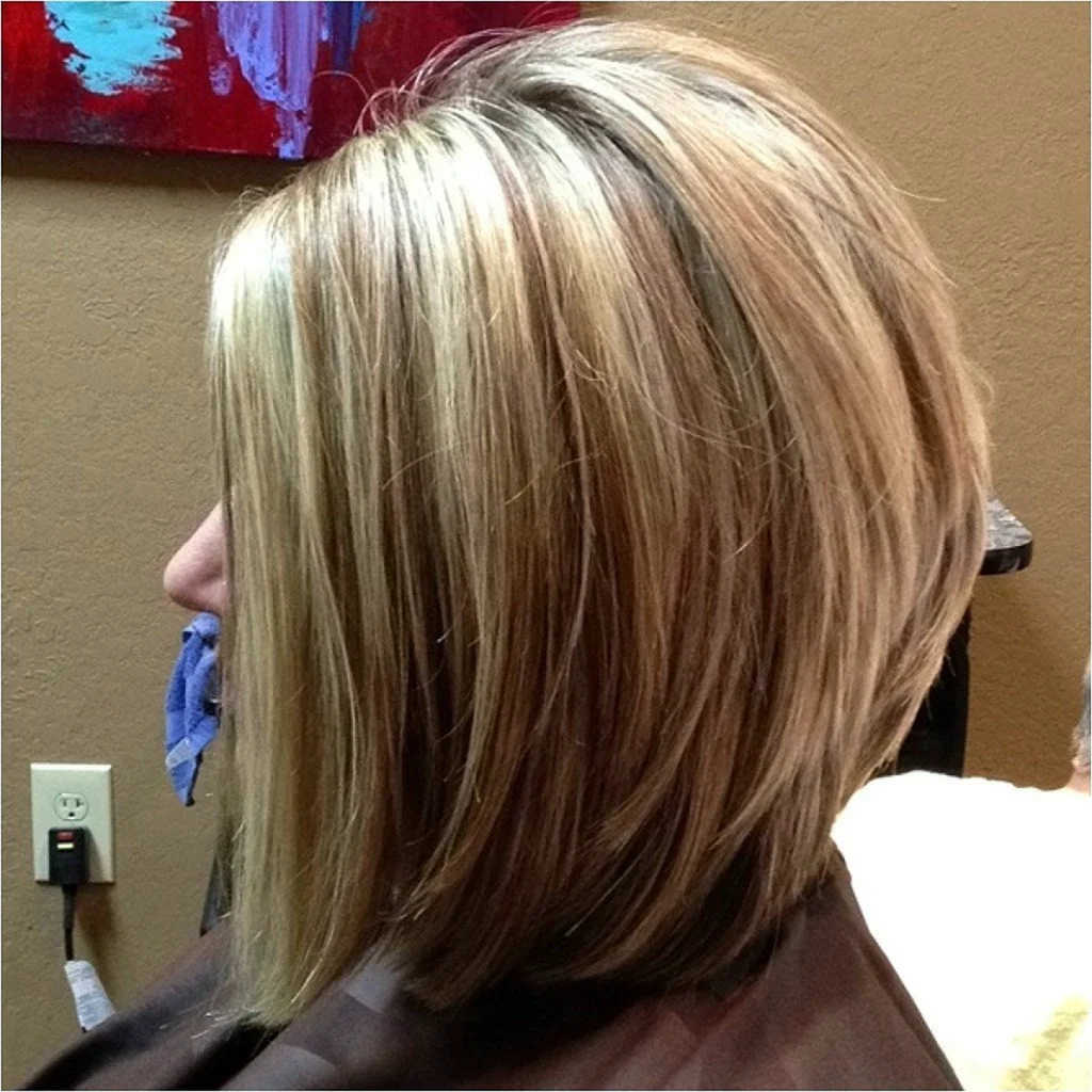 Градуированный Боб на средние волосы с челкой с удлинением