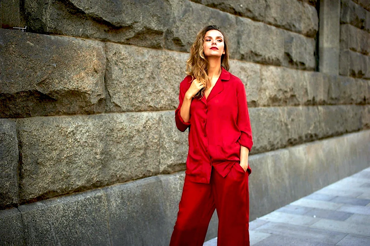 Шелковый костюм в пижамном стиле