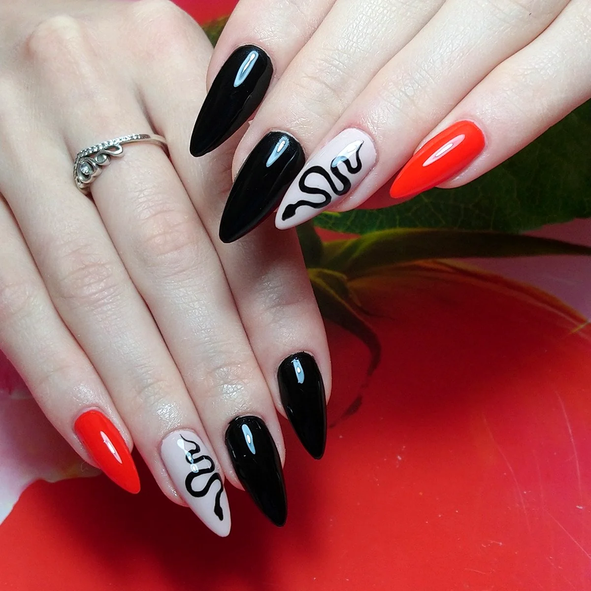 Маникюр красный с черным