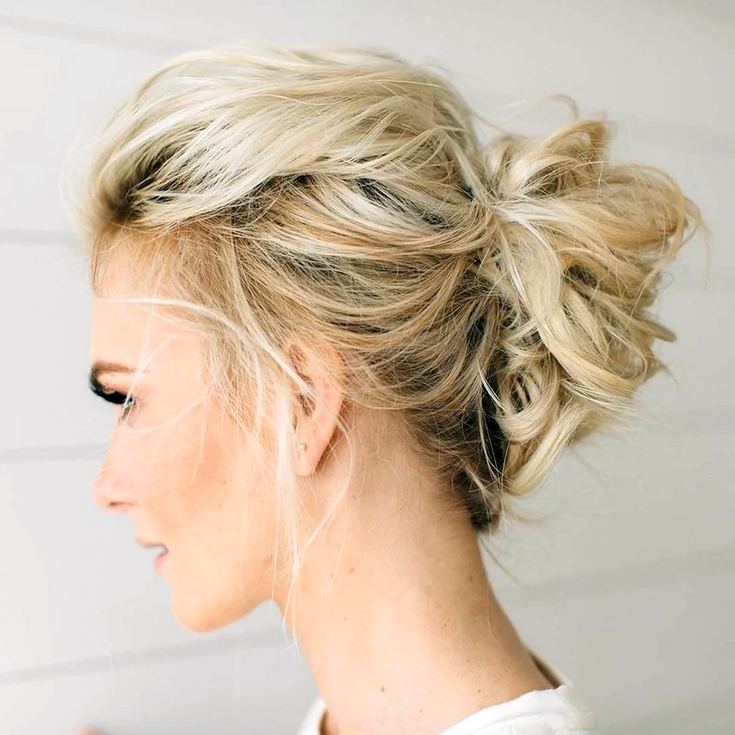 Прическа небрежный пучок