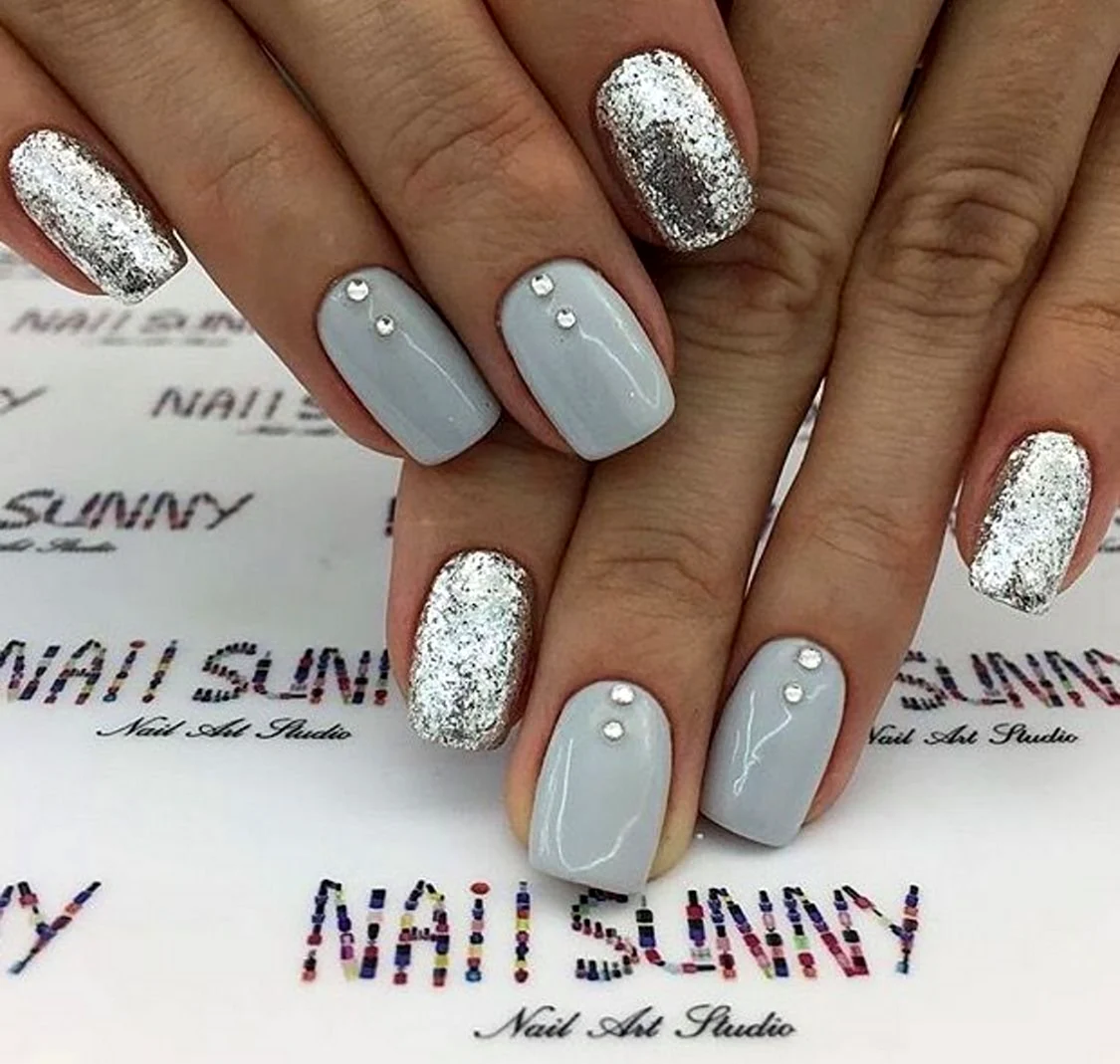 Бело серебристый маникюр