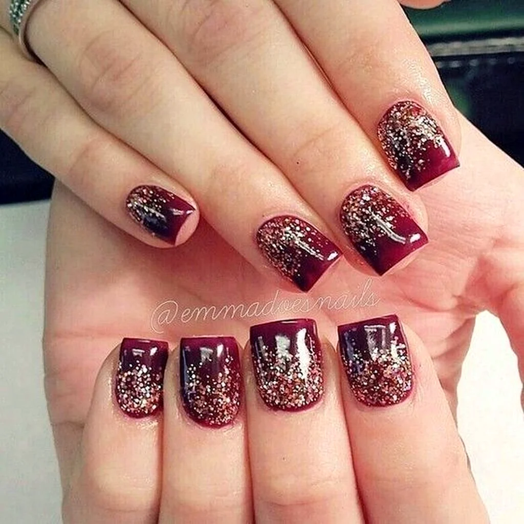 Маникюр на короткие ногти бордовый с блестками
