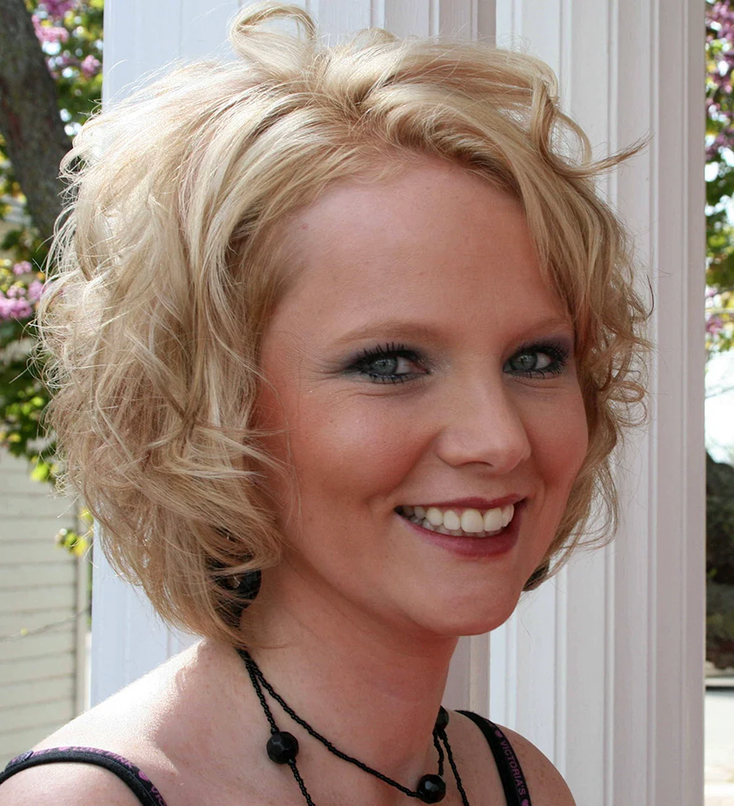 Стрижки на волнистые после 40 Боб каре