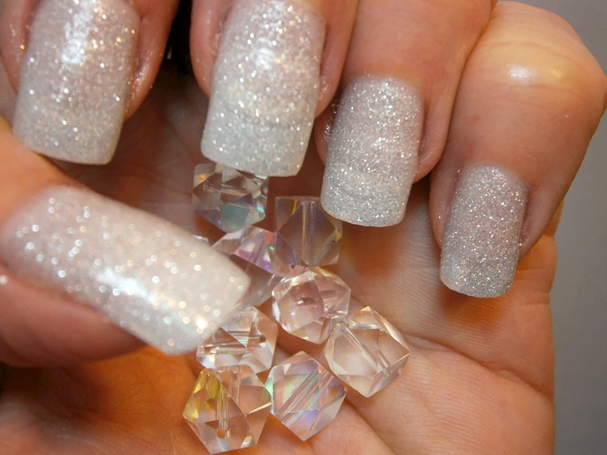 Белый маникюр с блестками