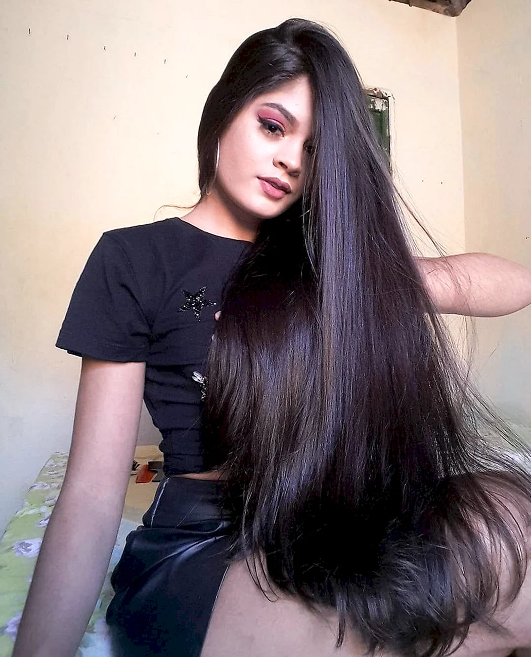 Девушка с очень длинными черными волосами
