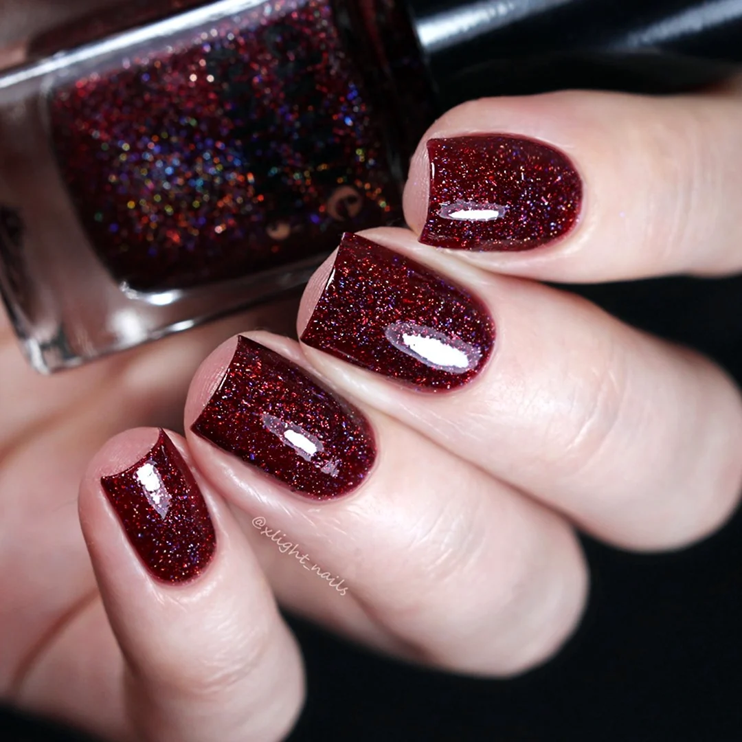 Бордовые блестящие ногти