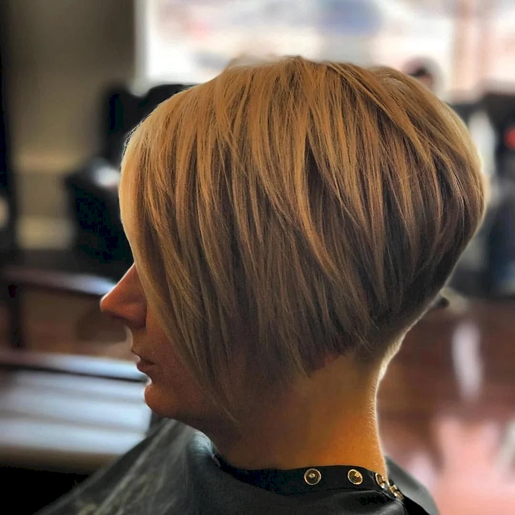 Градуированный Боб с высоким затылком