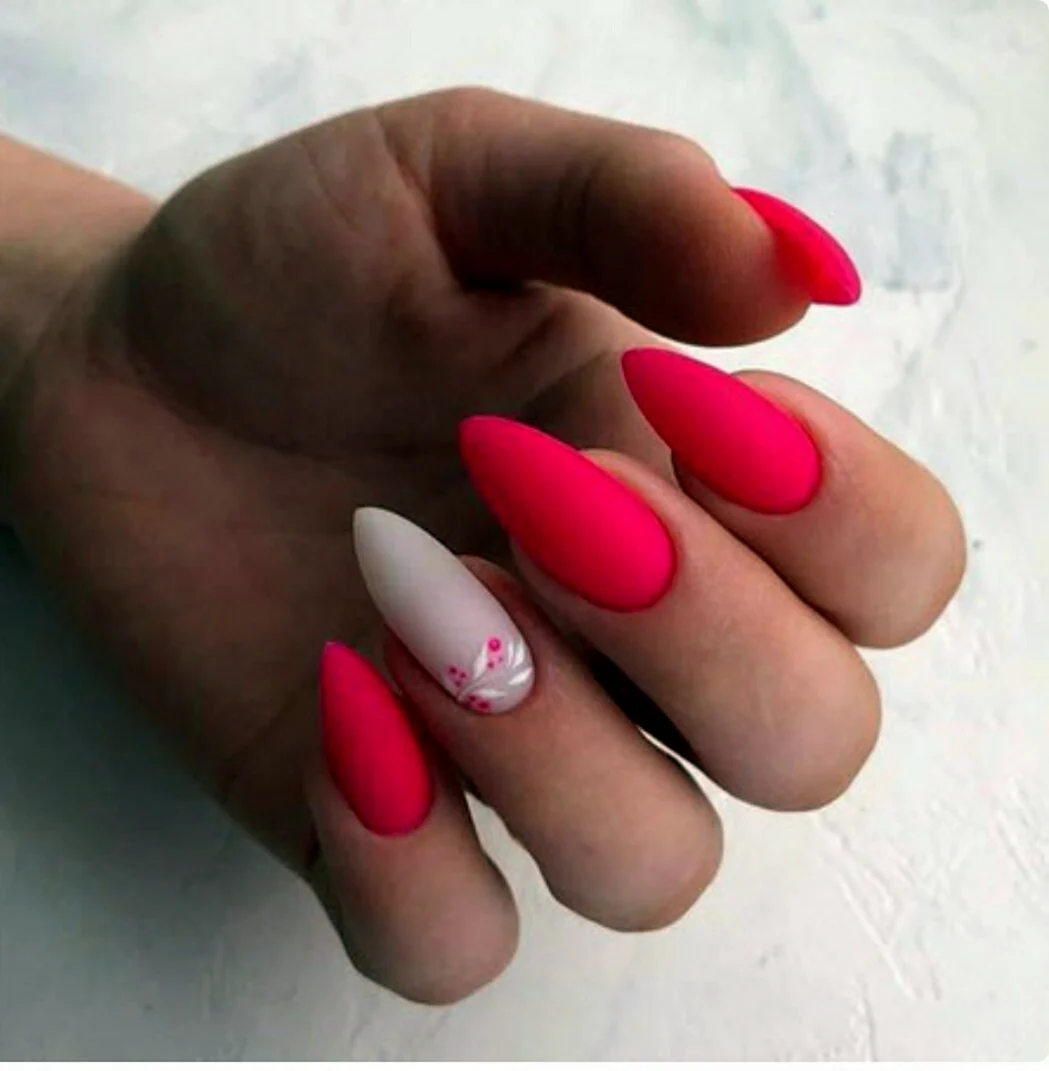 Ногти миндаль 2021фуксия