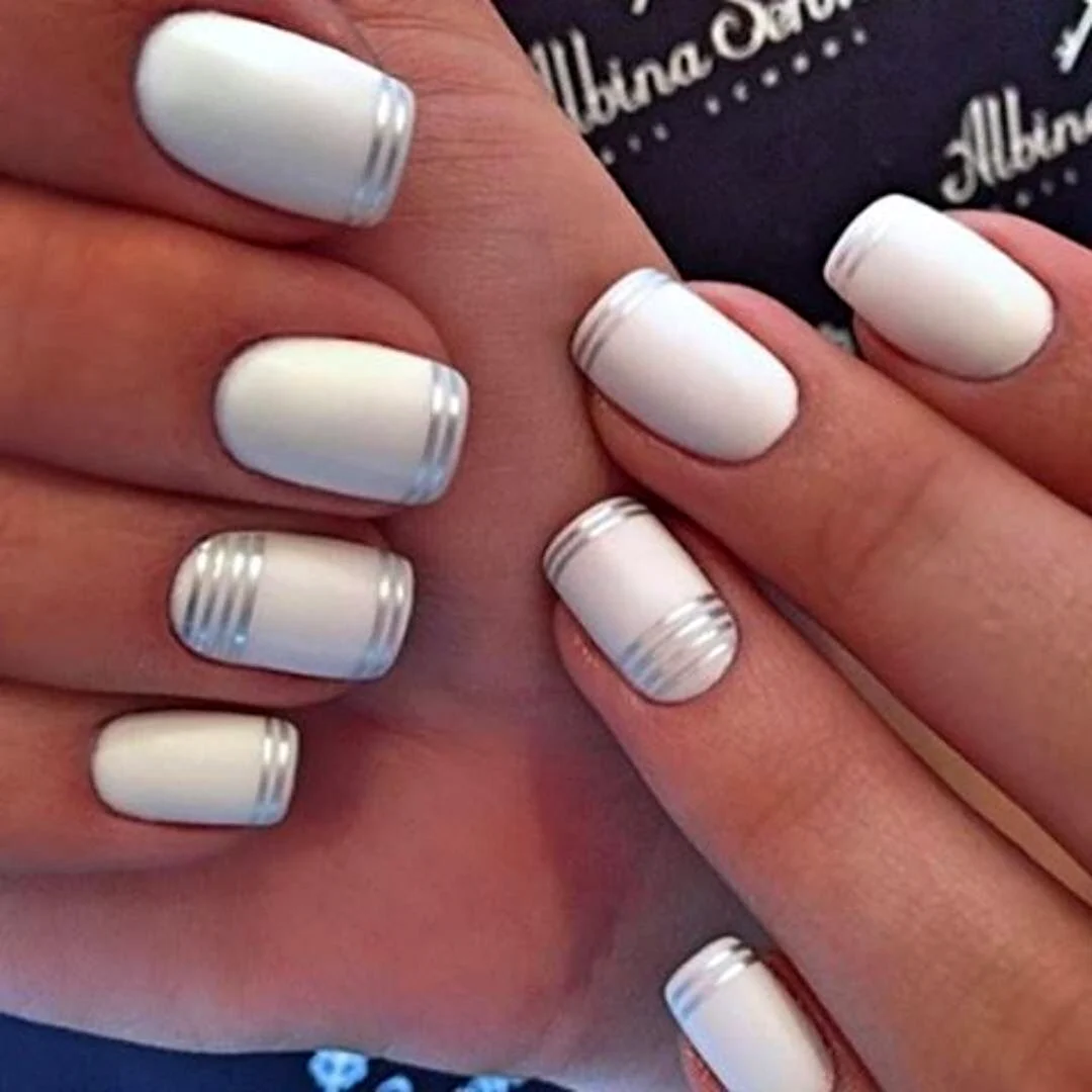 Маникюр с серебряными полосками