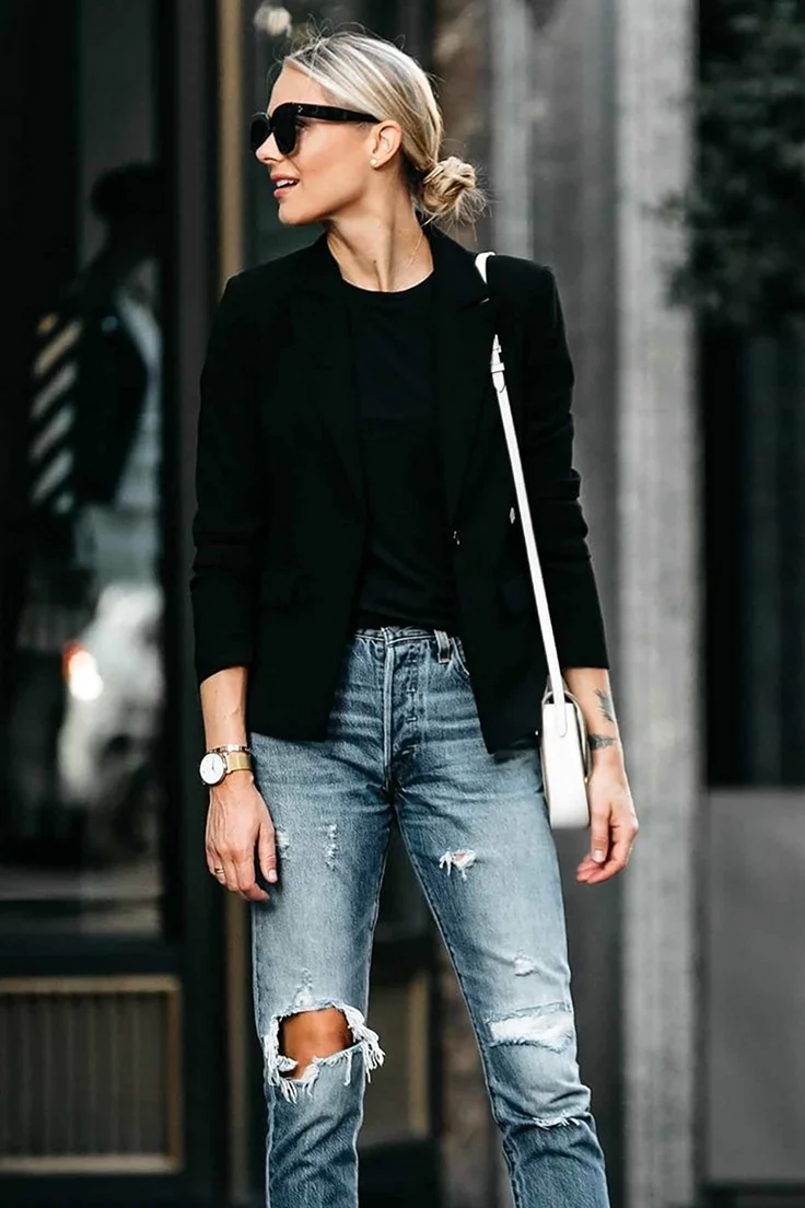 Рваные джинсы и жакет