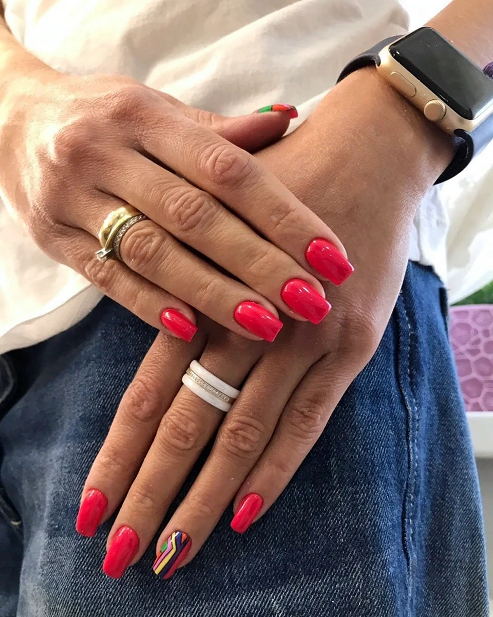 Маникюр с разными цветами на руках