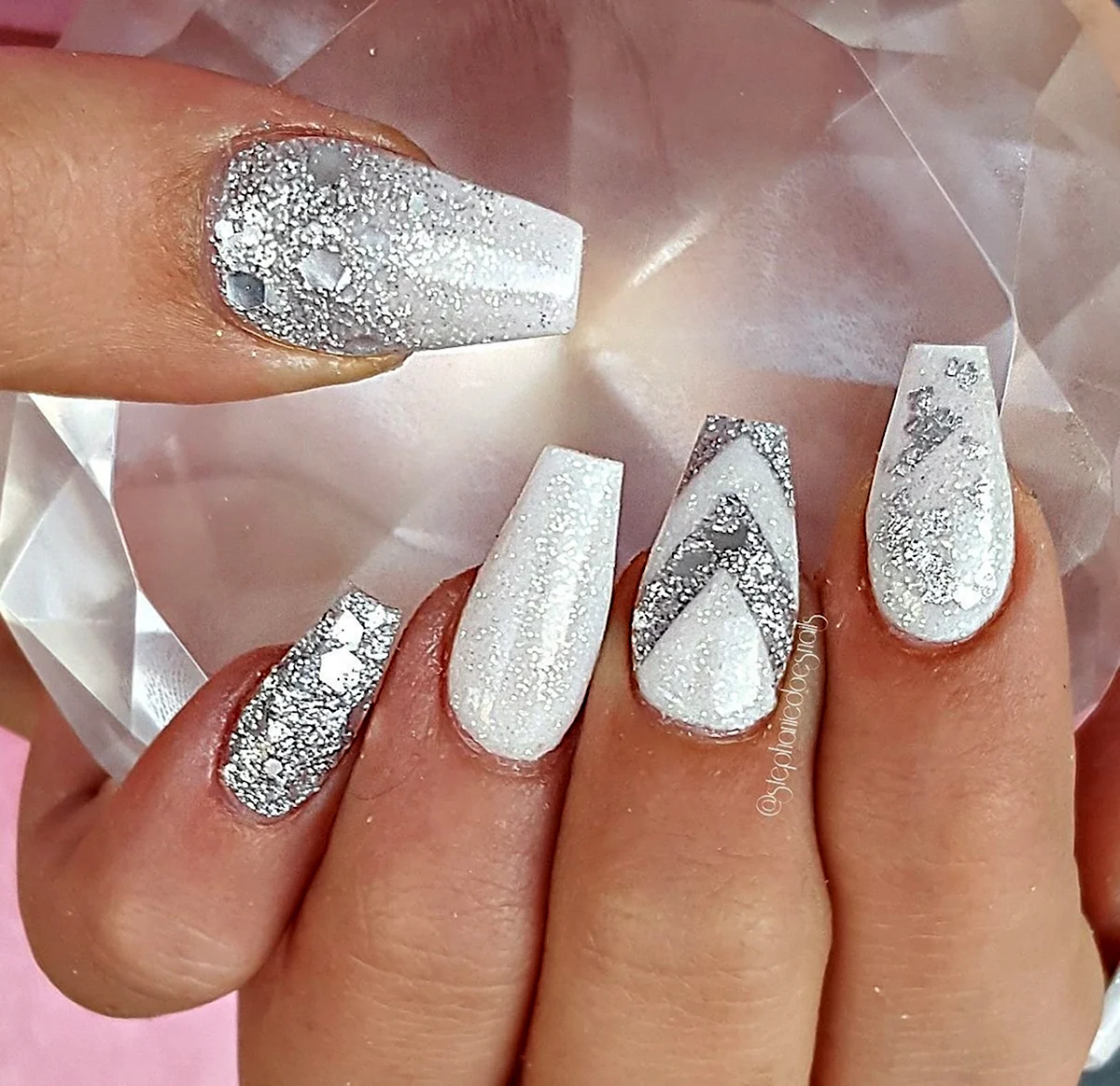 Белый маникюр с блемтяшкамт