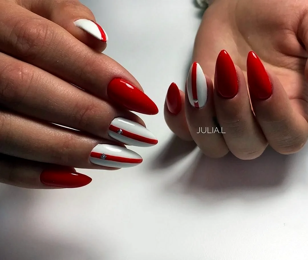 Красно белый маникюр на длинные острые ногти