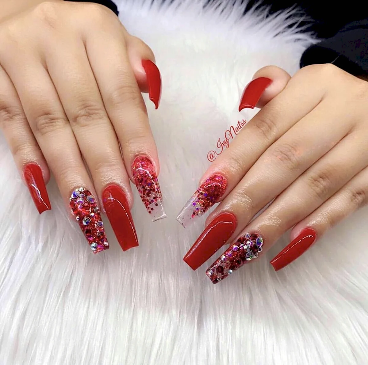 Красные ногти на выпускной