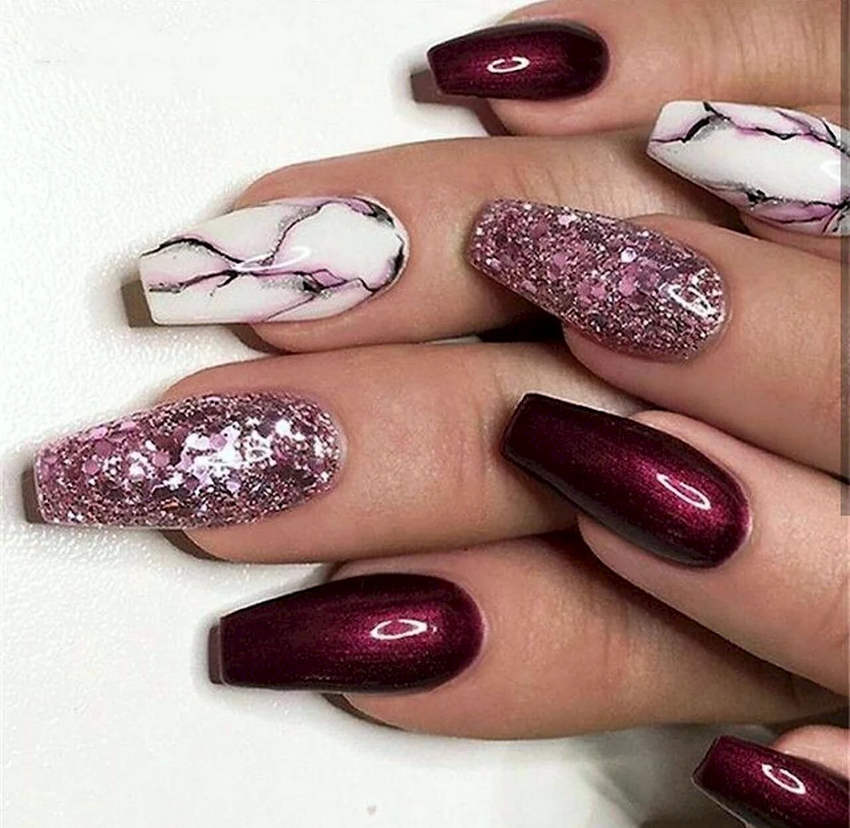Бордовые ногти с блестками