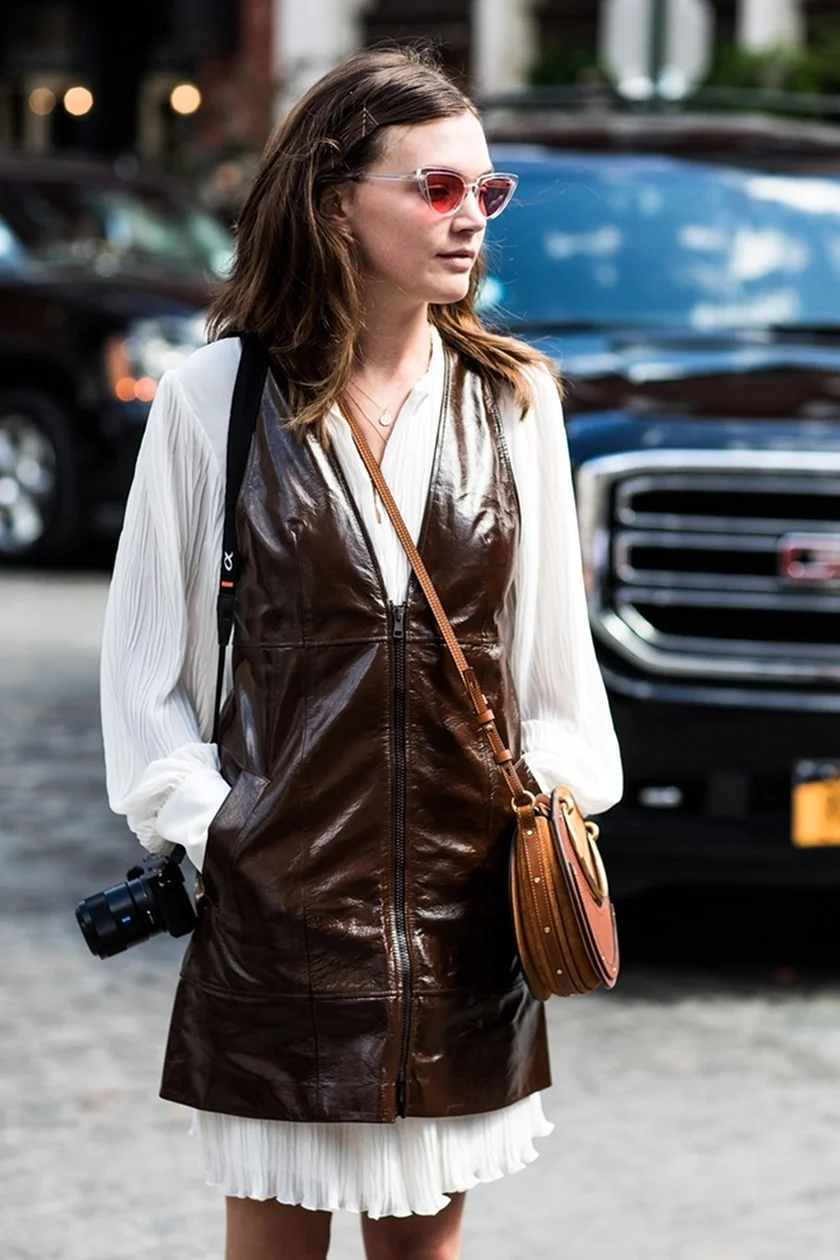 Кожаный жилет женский с платьем