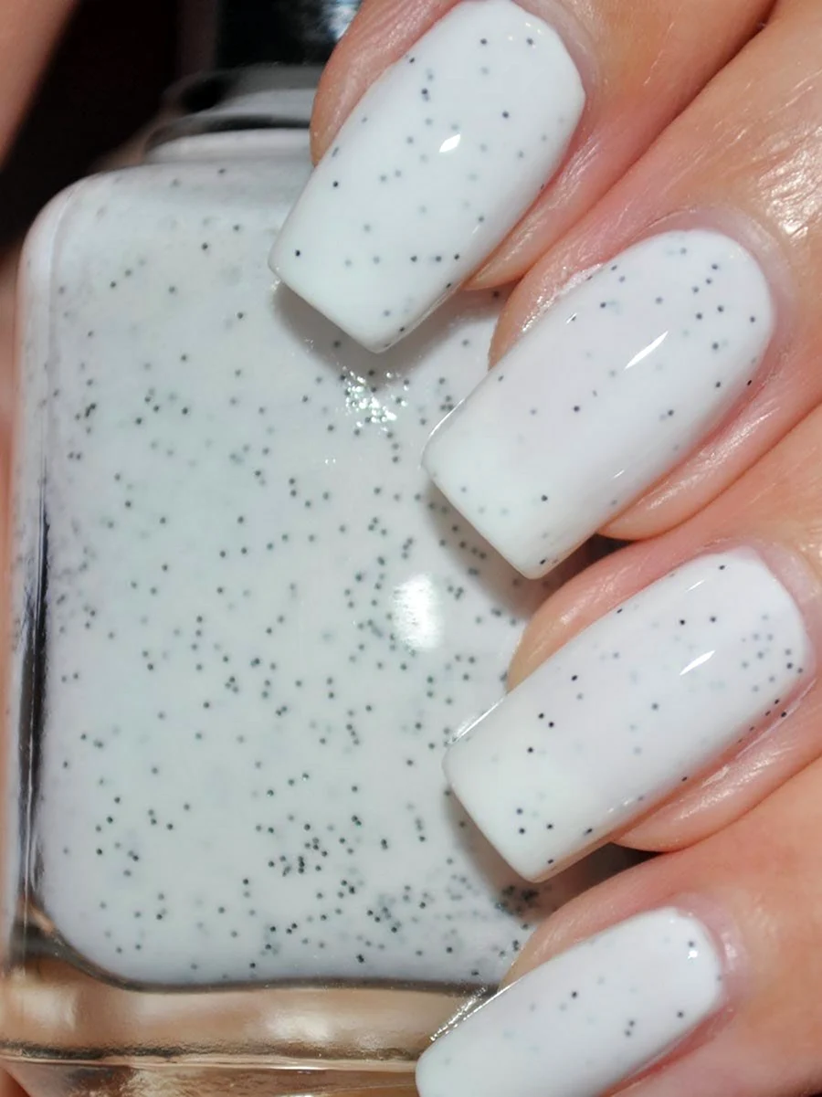 Белый лак для ногтей