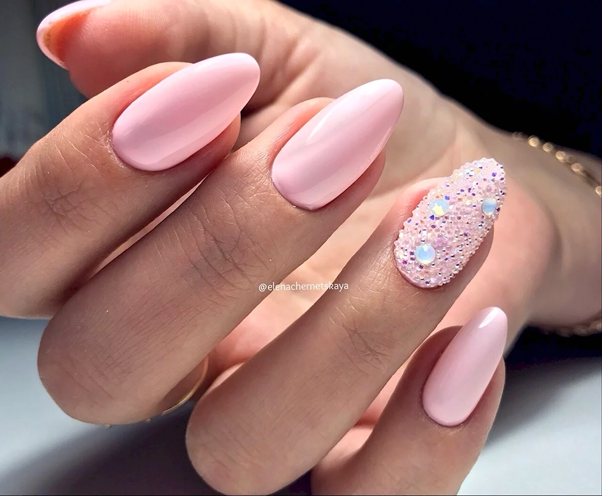 Розовый маникюр миндальной