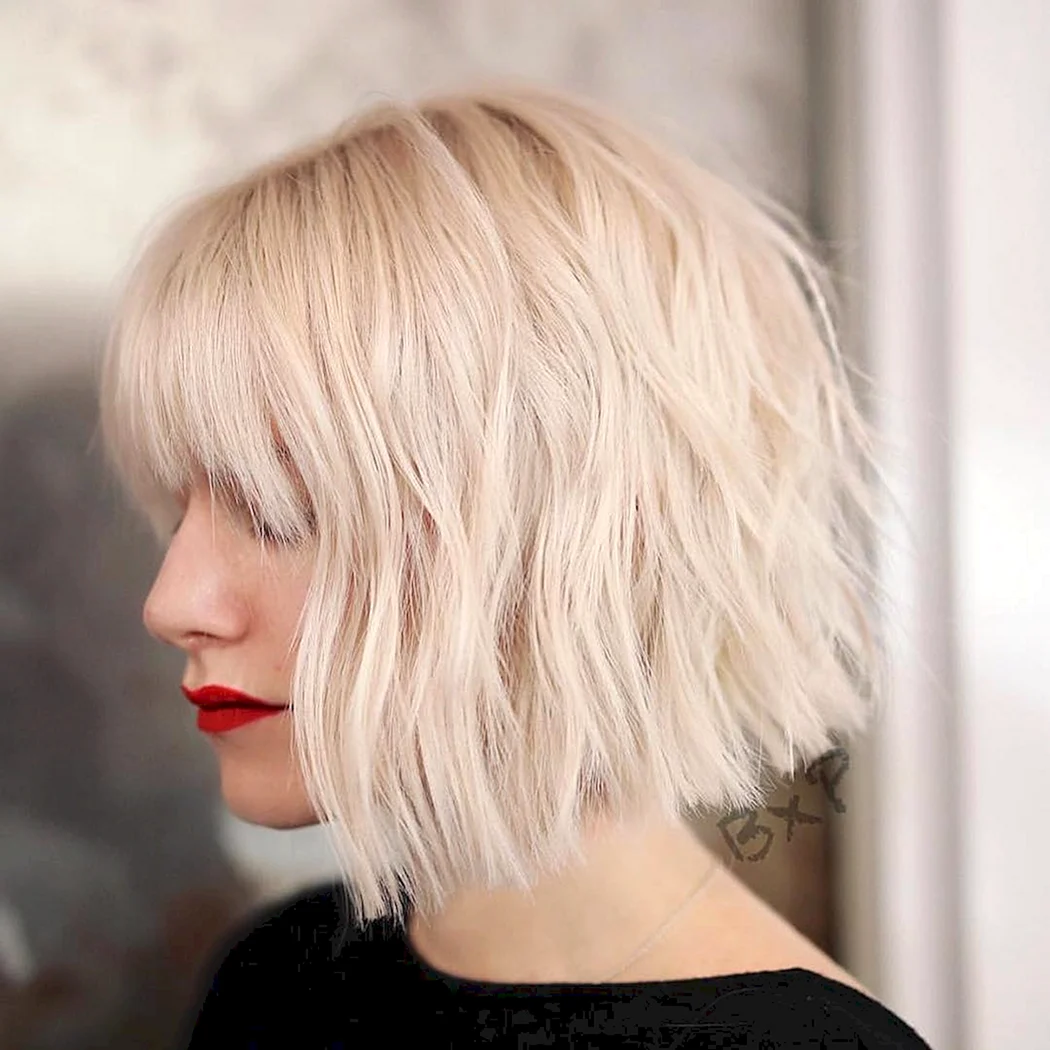 Градуированное Боб каре с челкой 2022