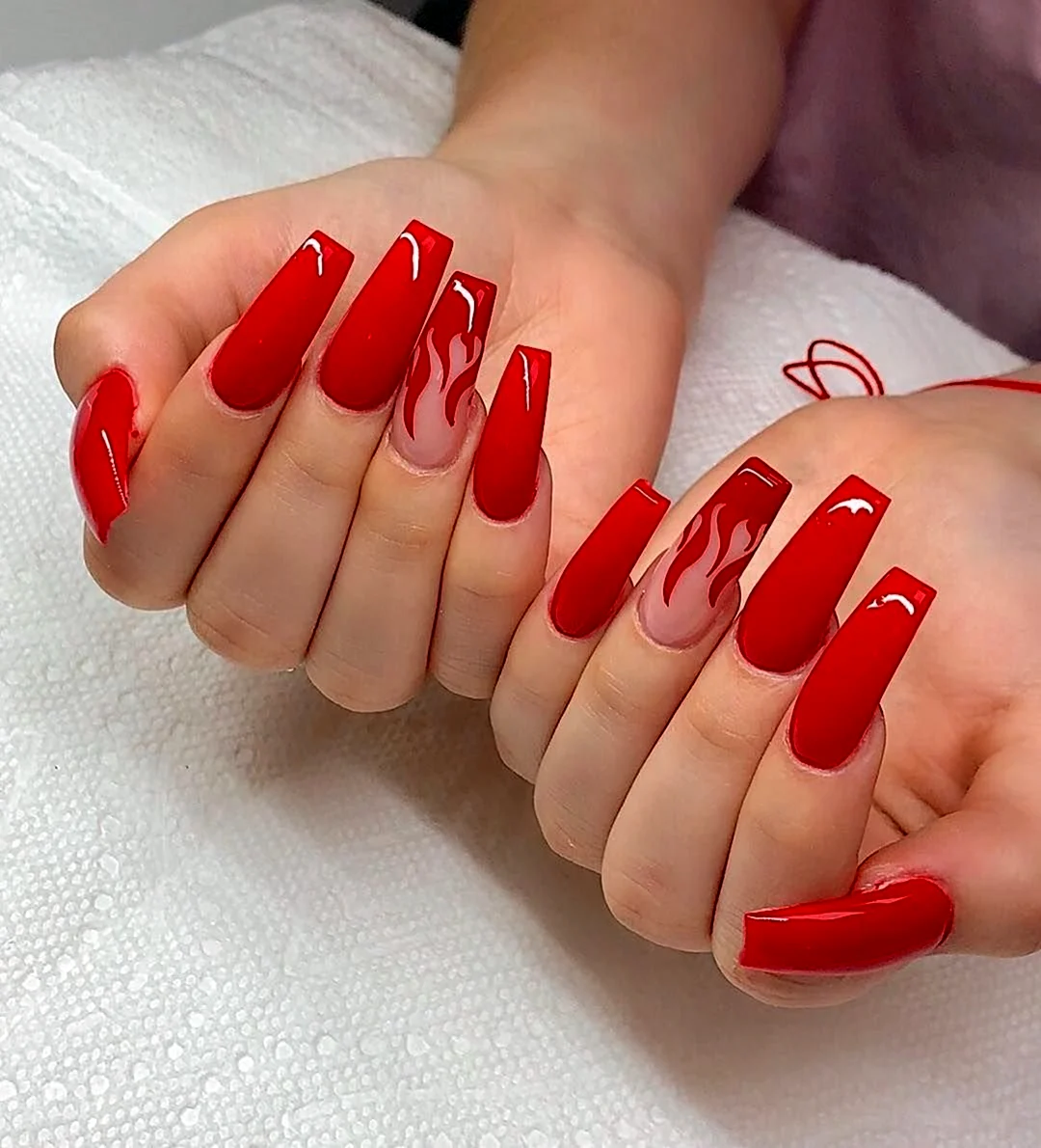 Красные длинные ногти
