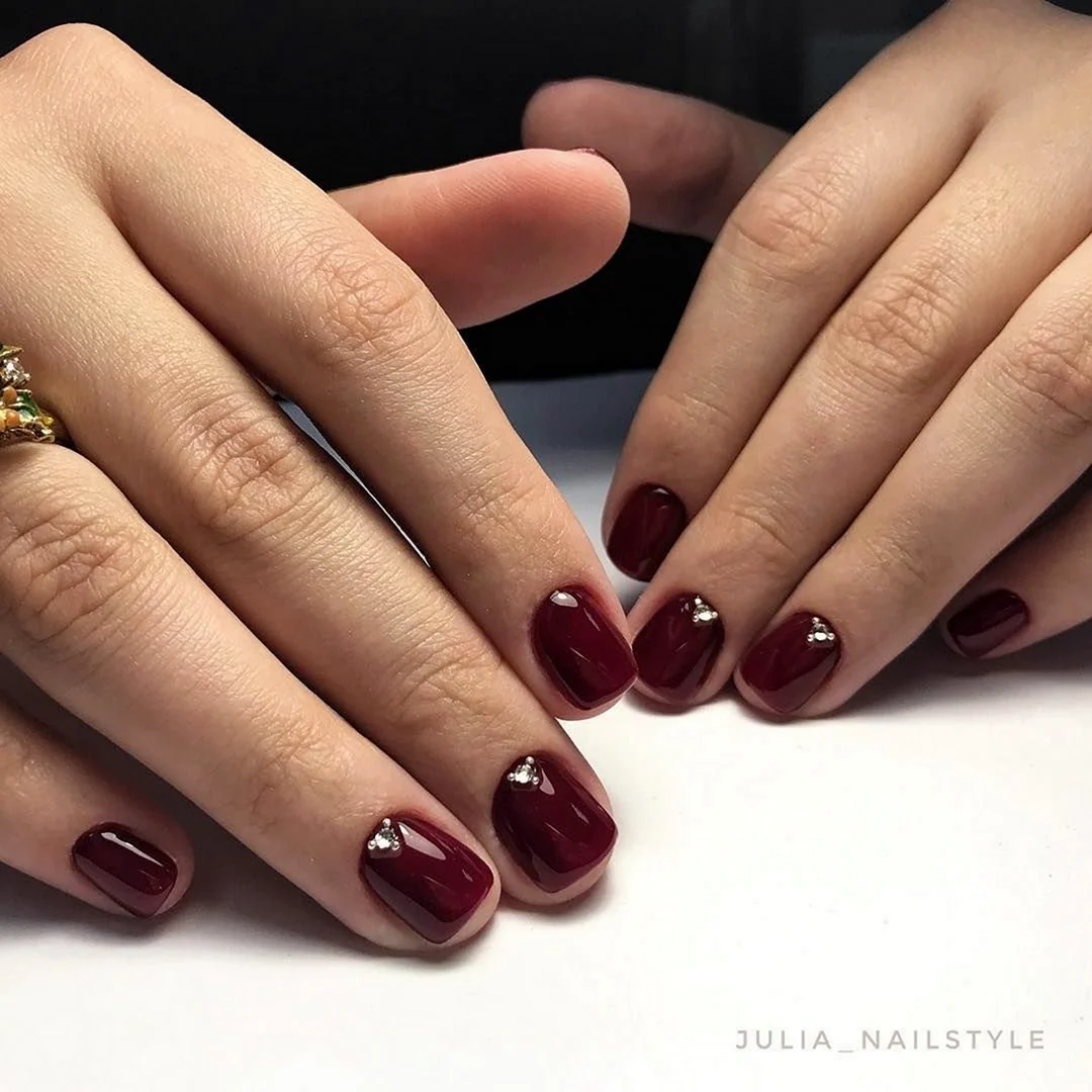 Маникюр на короткие ногти бордовый цвет
