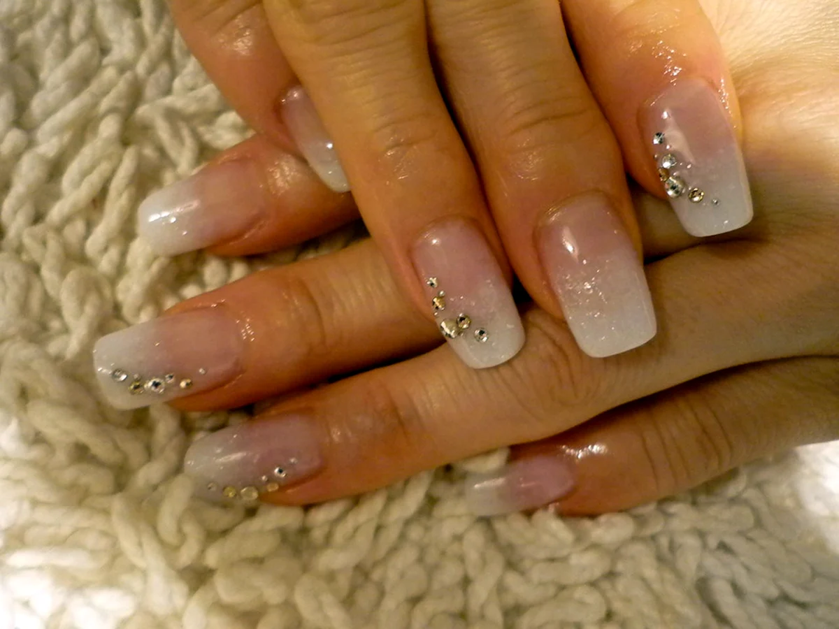 Маникюр белый прозрачный с блестками