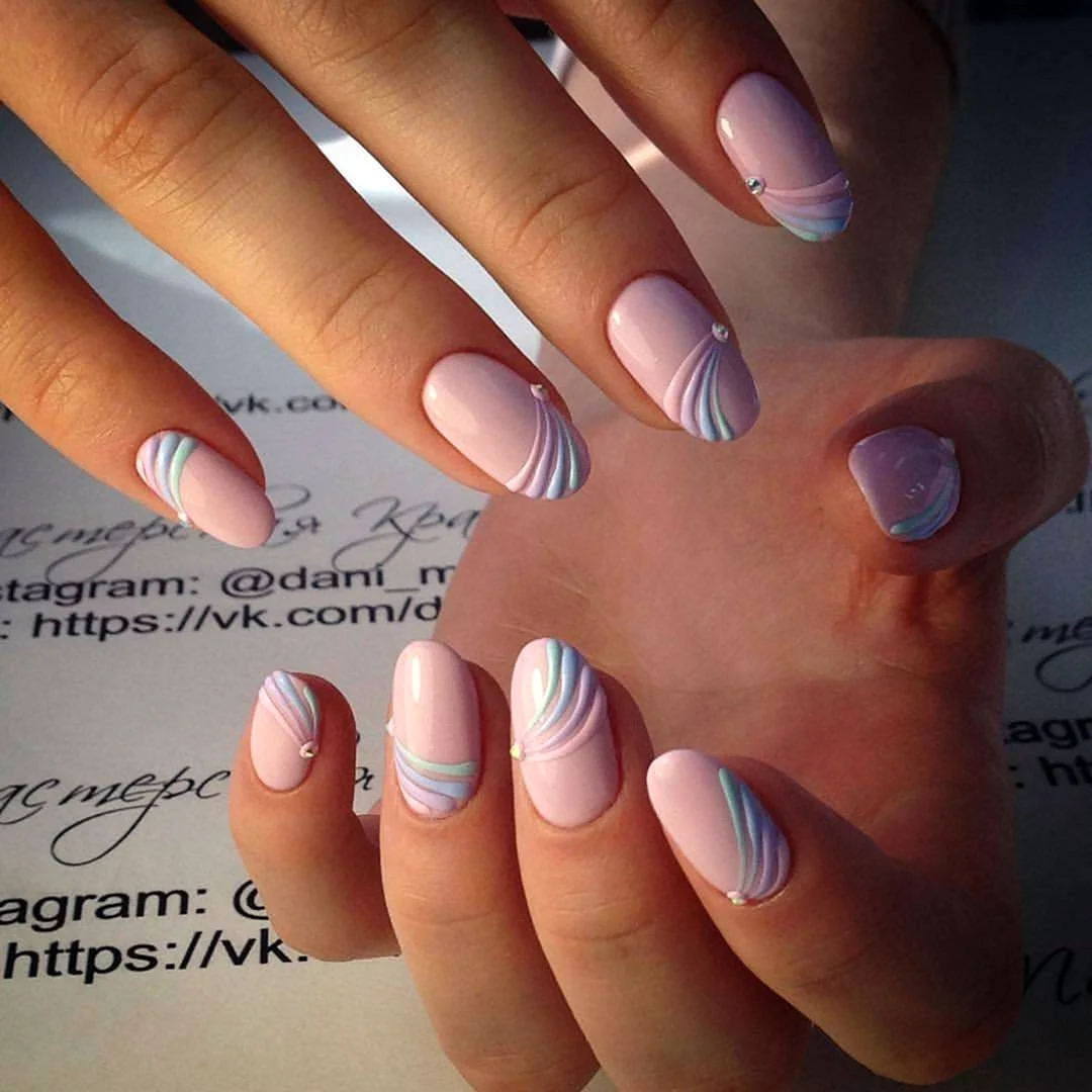 Маникюр на короткие овальные ногти нежные яркие
