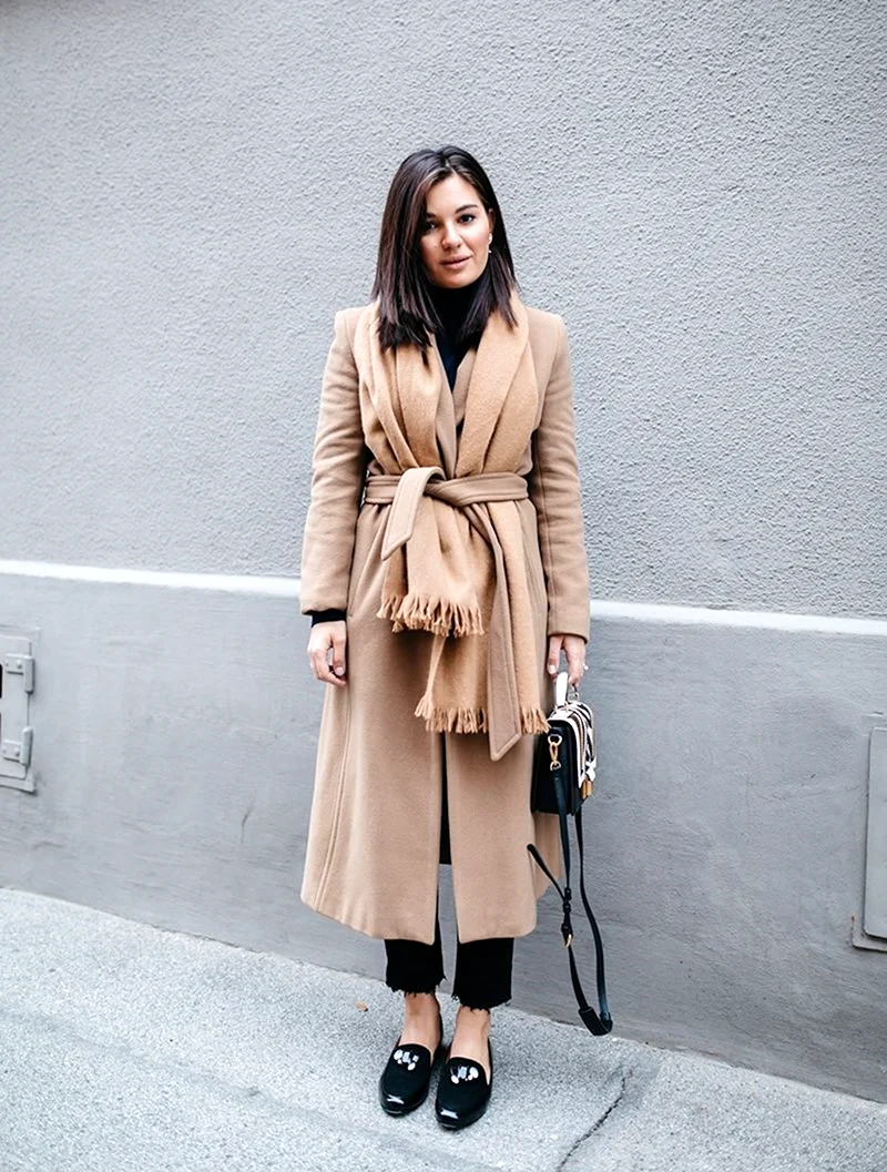 Бежевое пальто ниже колена