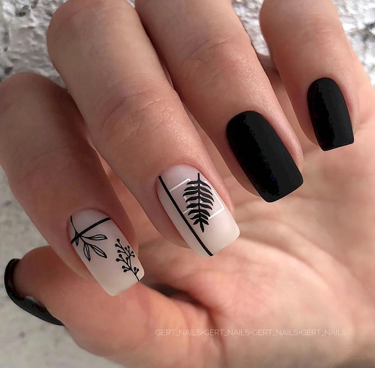 Черно белый матовый маникюр