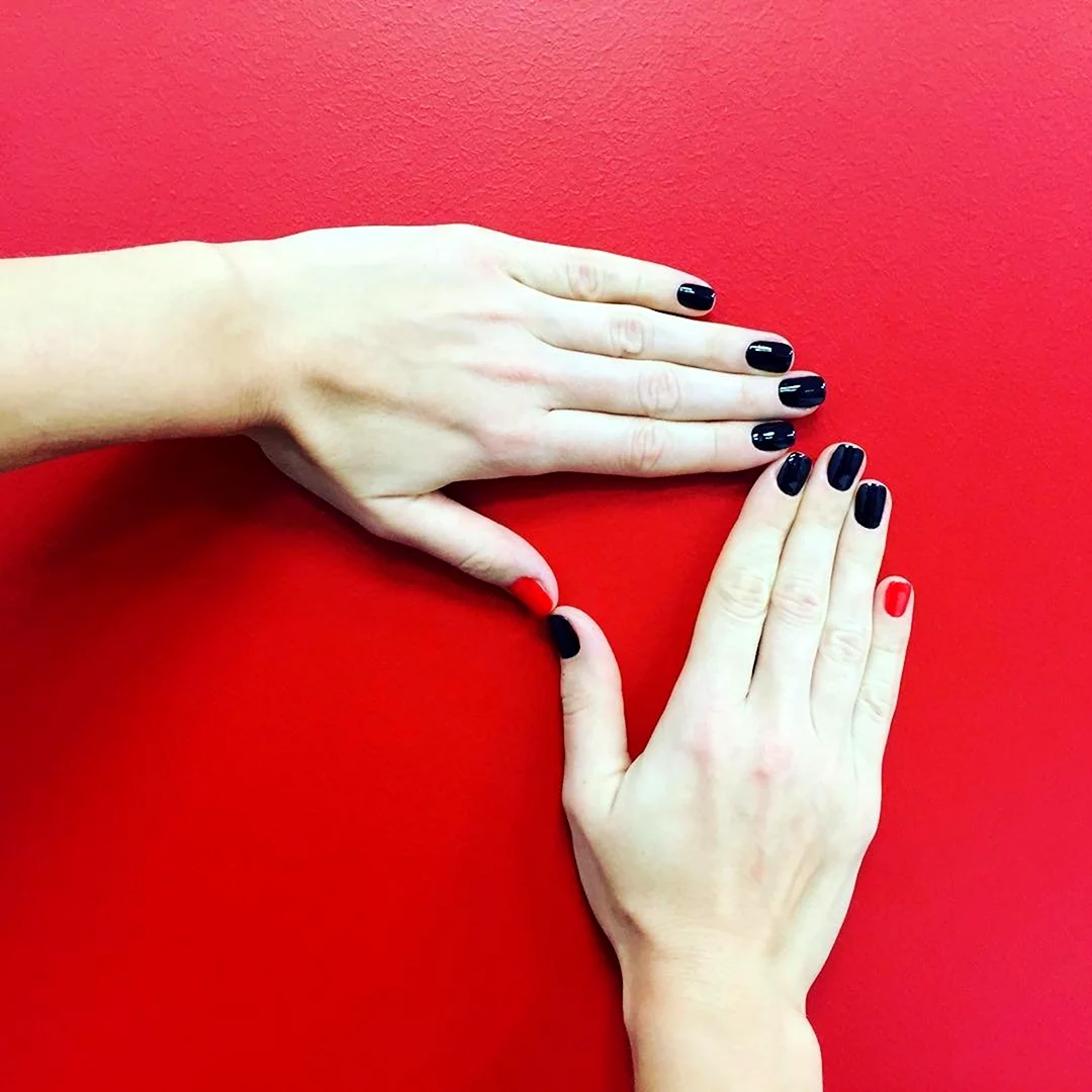 Красить ногти