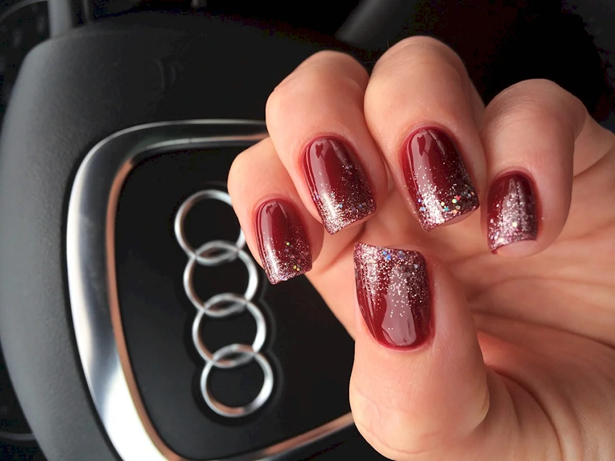 Маникюр квадрат бордо с блёстками
