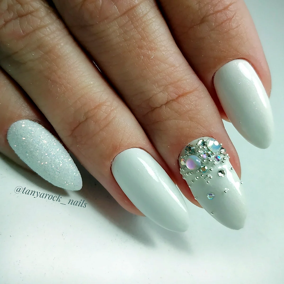 Белый маникюр со стразами и блестками