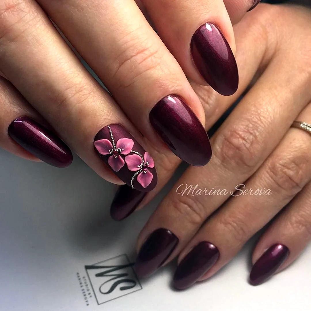 Маникюр бордовый с розовым