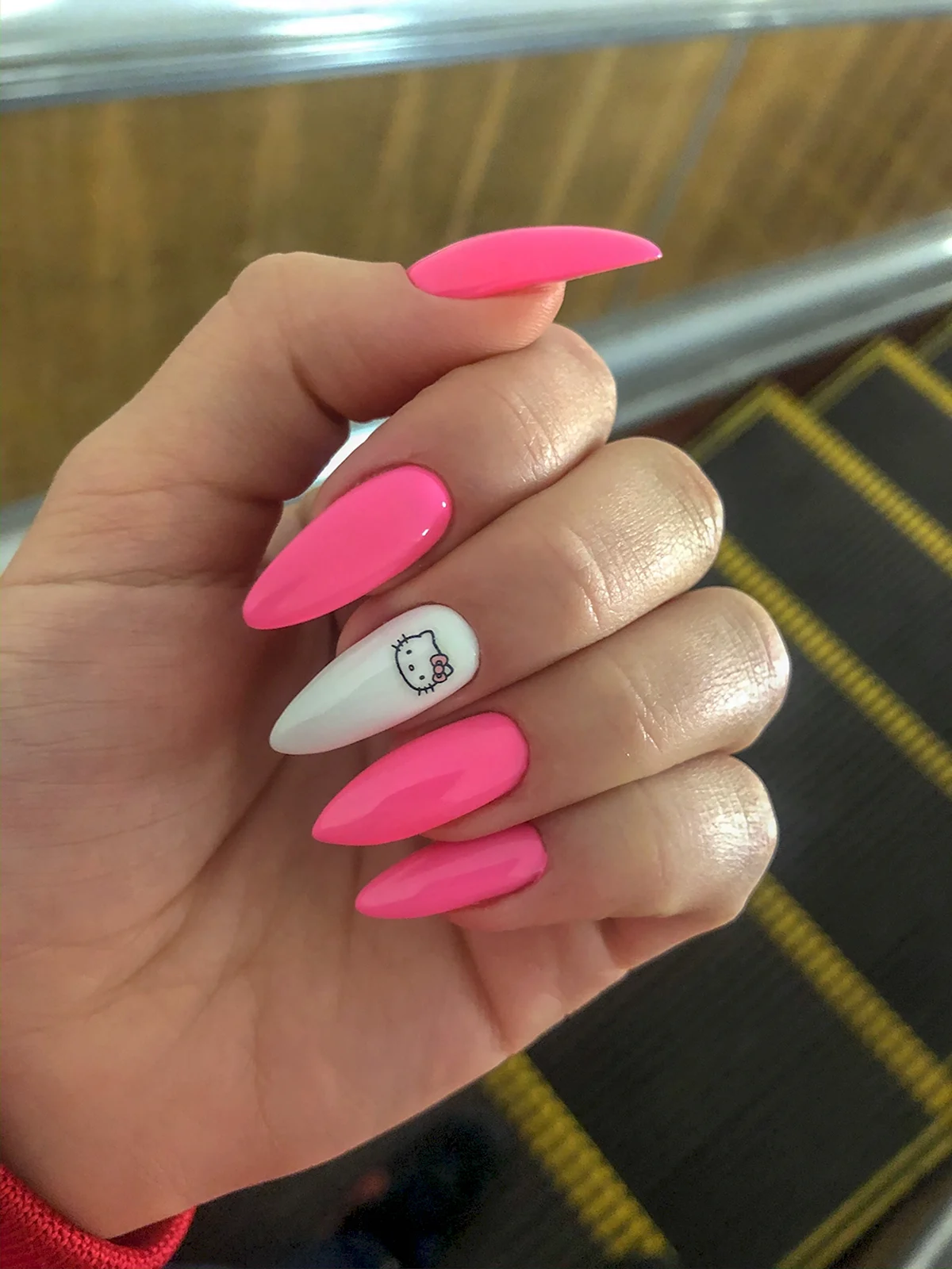 Ногти с Хеллоу Китти миндаль