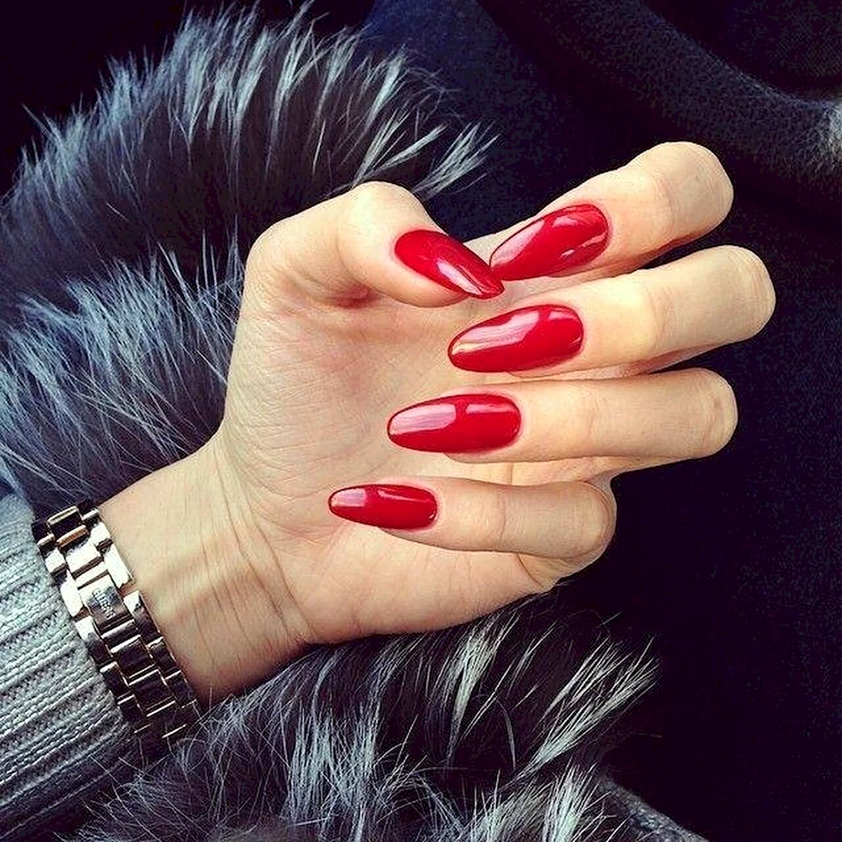 Рука с красными ногтями