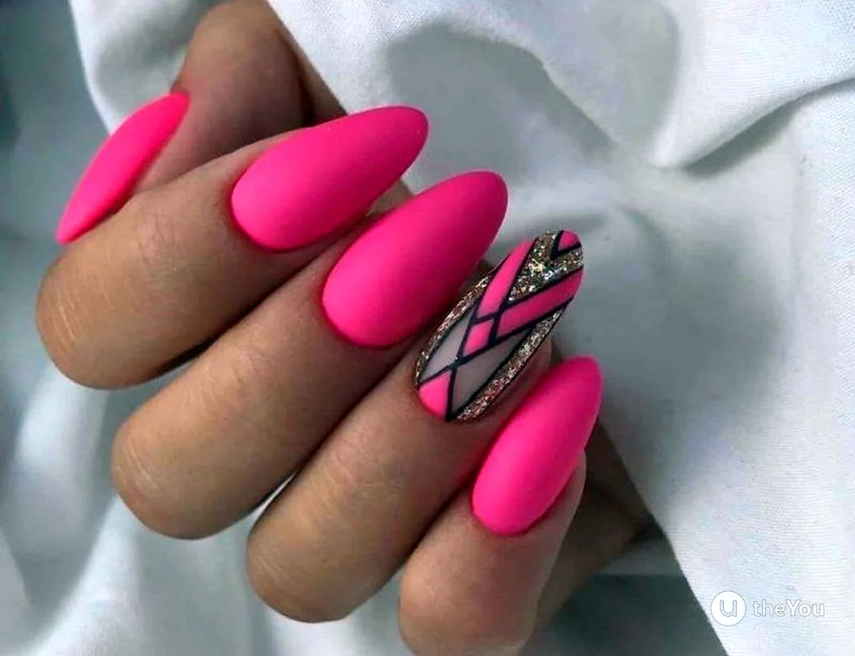 Яркий маникюр на миндальную форму