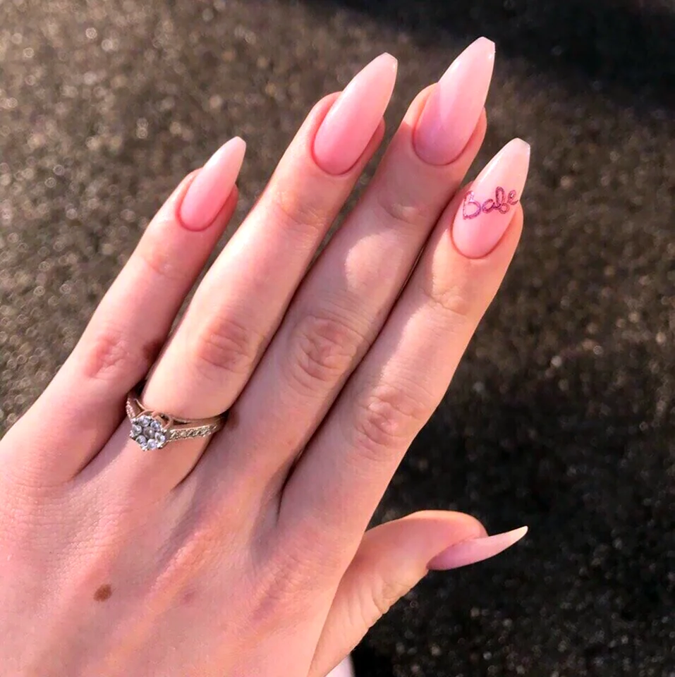 Розовые миндальные ногти длинные