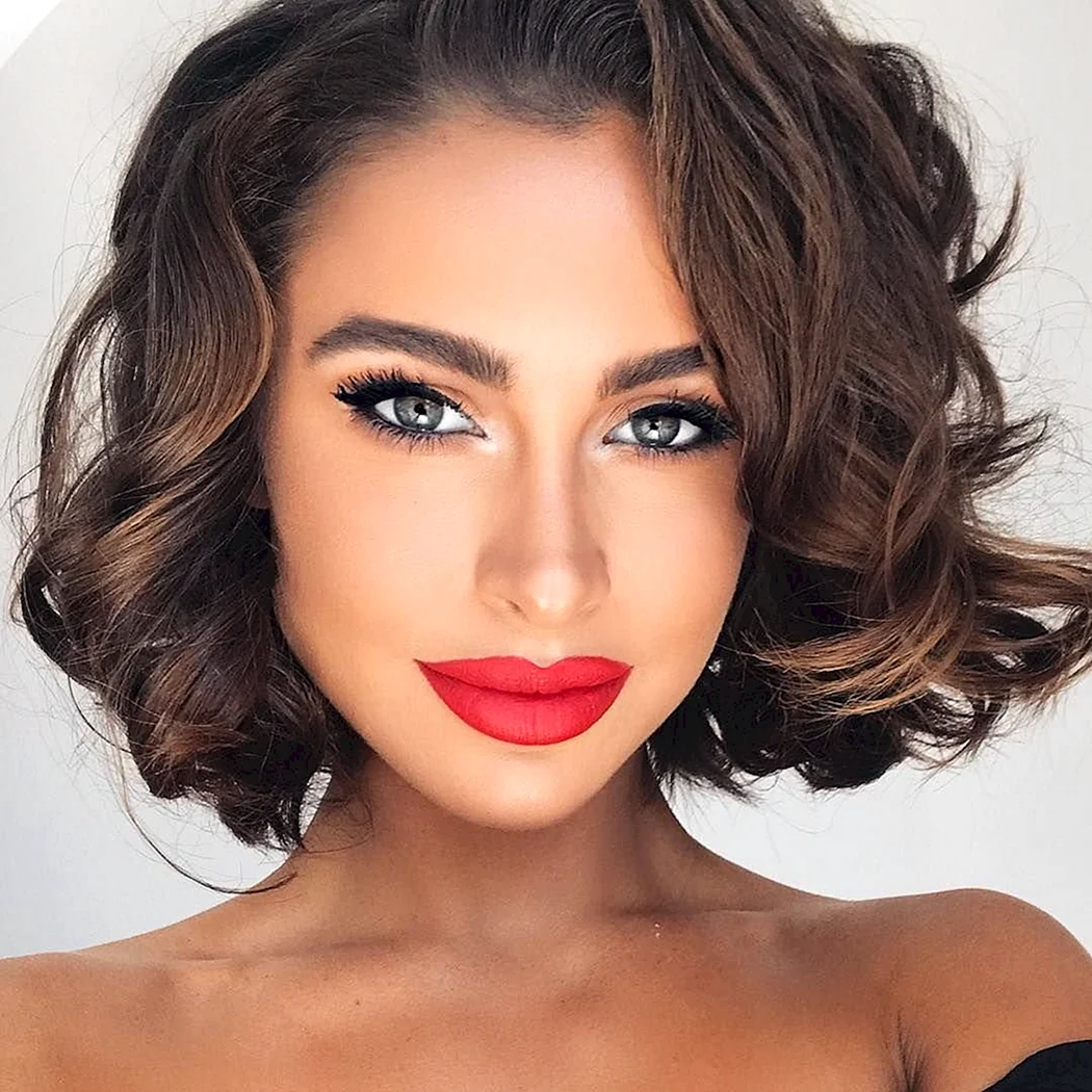 Элли Гонсалвес стрижка