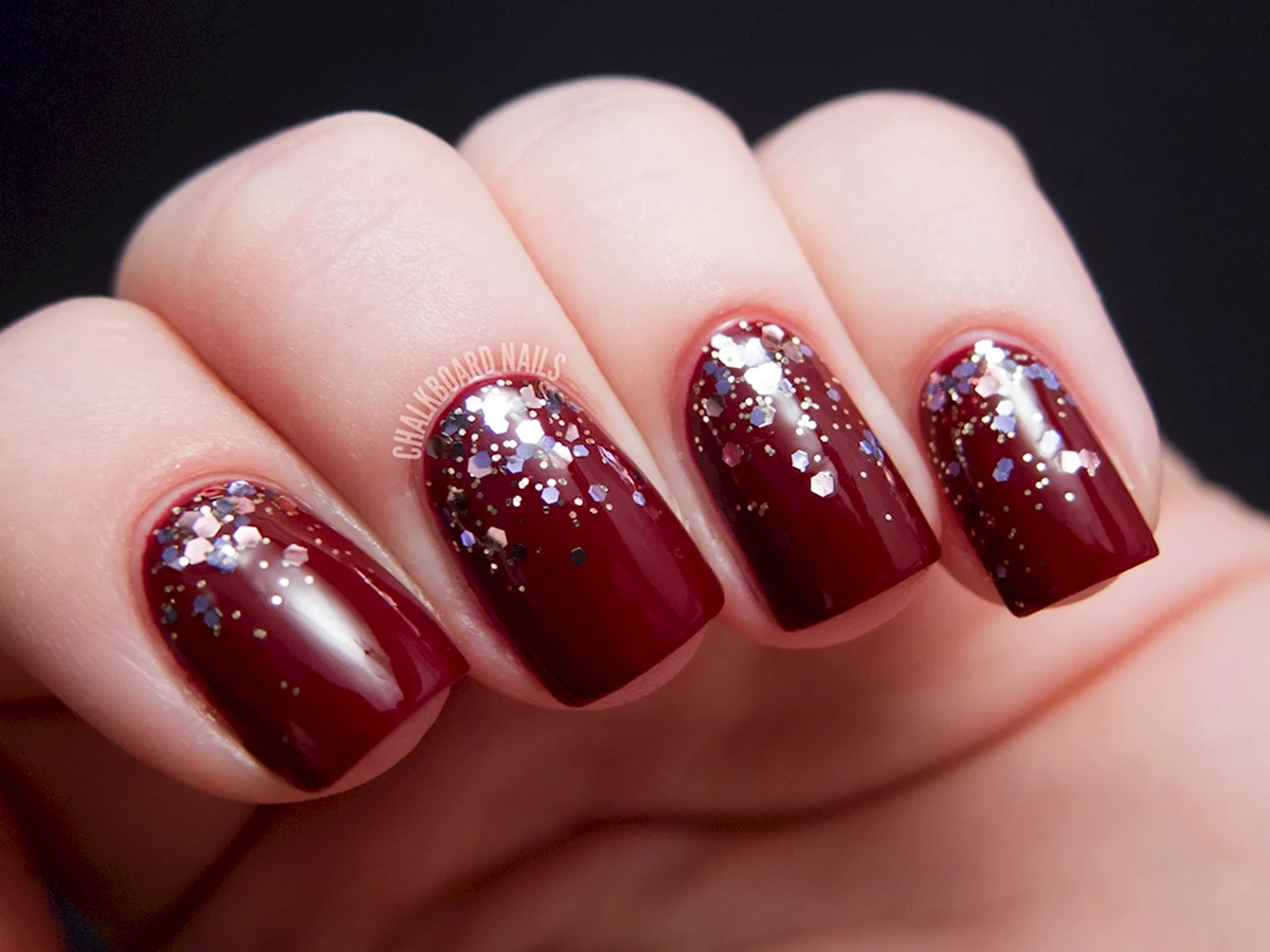 Красный маникюр с блестками
