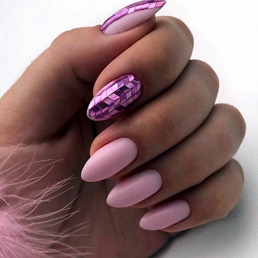 Розовый маникюр