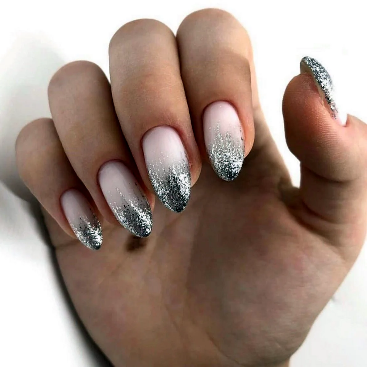 Серебристый маникюр