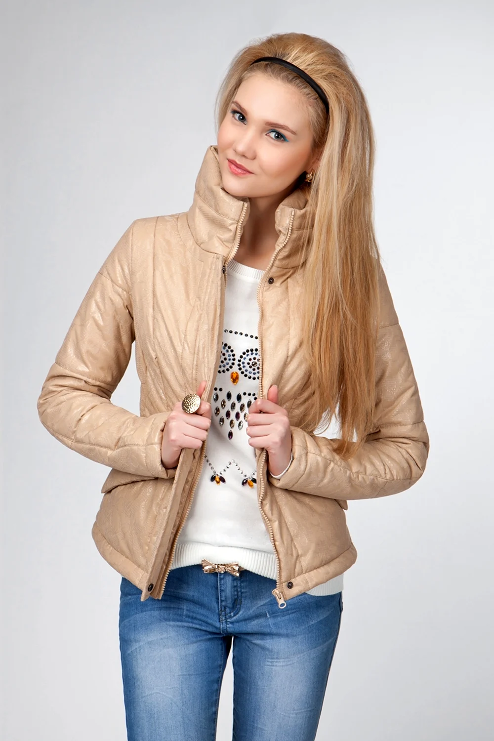 Бежевая короткая куртка
