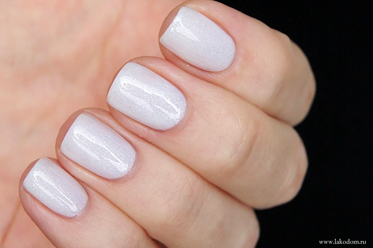Белый полупрозрачный маникюр