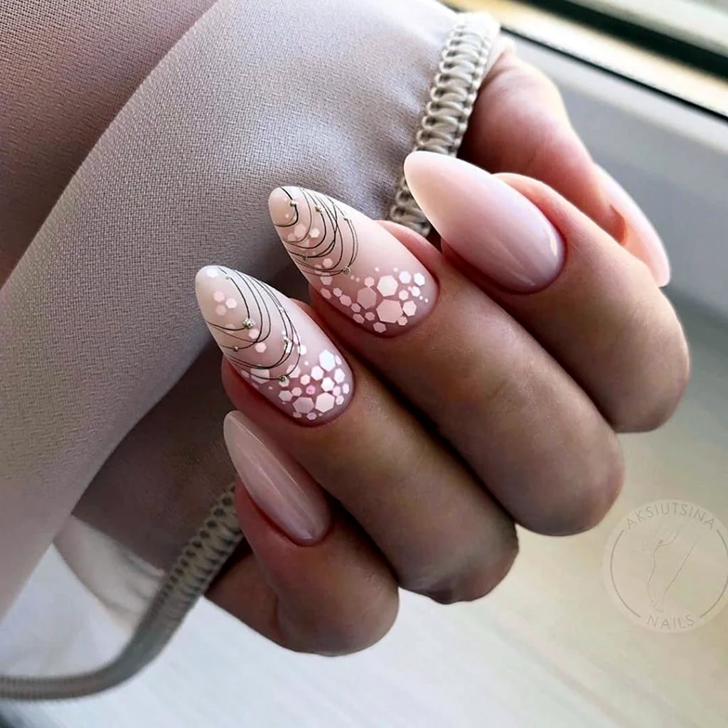 Нюдовый маникюр 2022 на короткие миндаль