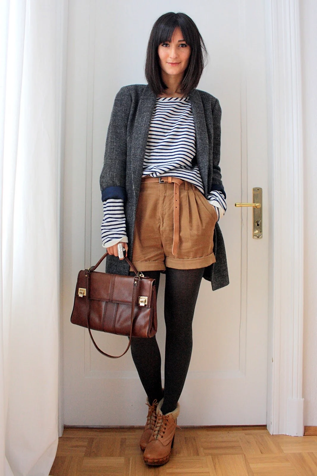 Образ с коричневыми кожаными шортами