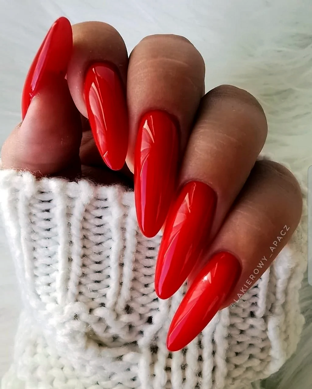 Красные ногти миндаль длинные
