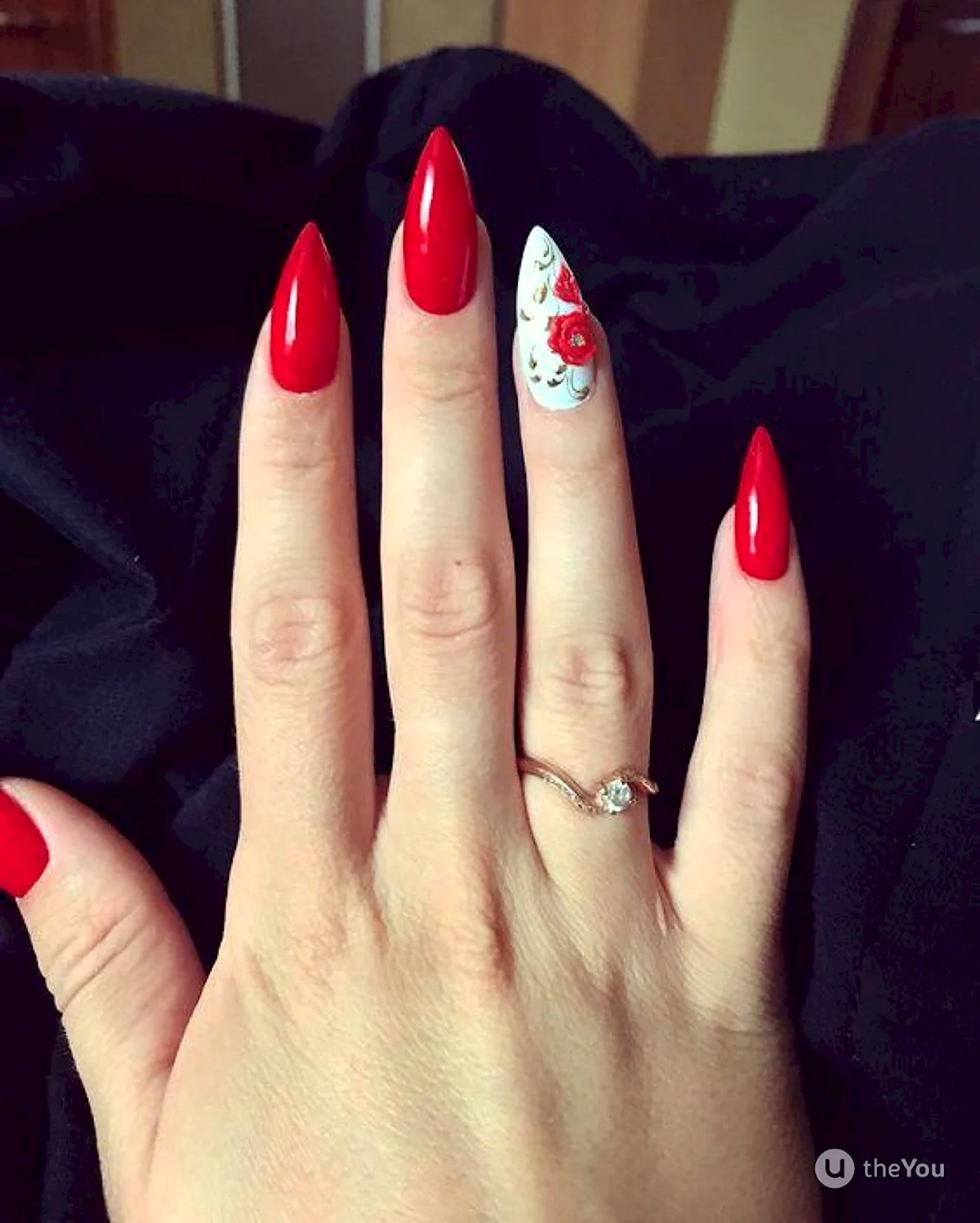 Красно белый маникюр на острые ногти