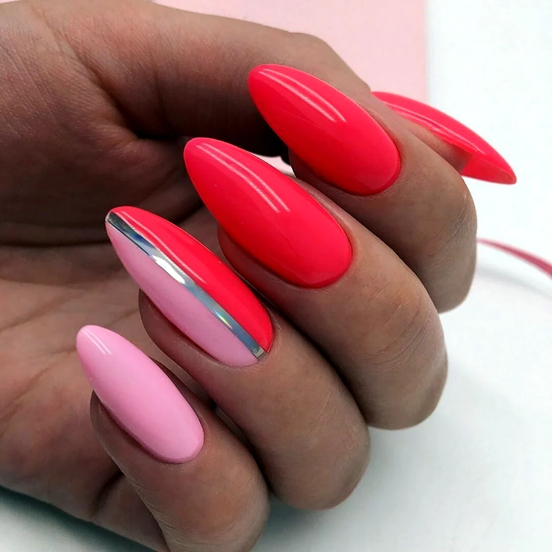 Маникюр миндаль яркий