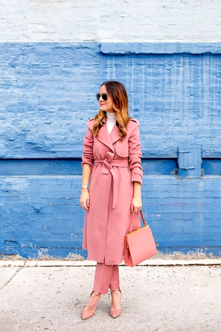 Розовый длинный плащ